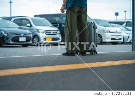 空港での荷物と車 ■撮影協力:関西国際空港(KIX) 空港での荷物と車 ■撮影協力:関西国際空港(KIX) 137255131