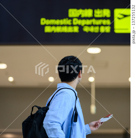 空港で出発案内を見る ■撮影協力:関西国際空港(KIX) 空港で出発案内を見る ■撮影協力:関西国際空港(KIX) 137255132