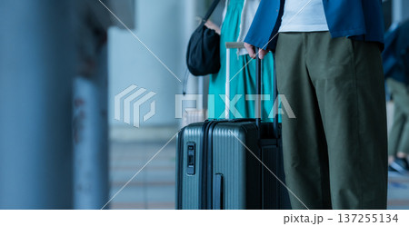 旅行中の二人組 _■撮影協力：関西国際空港（KIX） 137255134