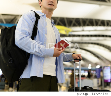 空港での旅行準備 ■撮影協力：関西国際空港（KIX） 137255136
