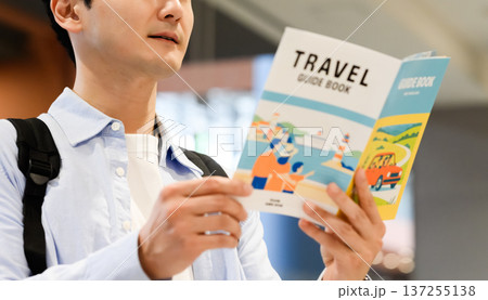 男性がガイドブックを読む ■撮影協力:関西国際空港(KIX) 男性がガイドブックを読む ■撮影協力:関西国際空港(KIX) 137255138