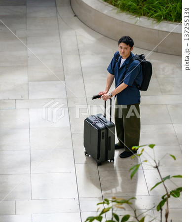 駅で荷物を持つ男性 137255139