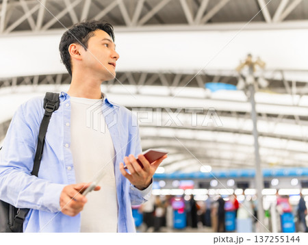 空港で書類を持つ男性 ■撮影協力：関西国際空港（KIX） 137255144