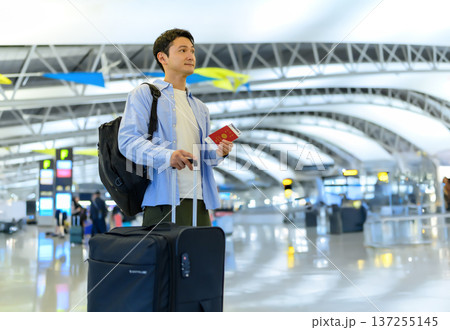 空港で旅立つ男性 ■撮影協力：関西国際空港（KIX） 137255145