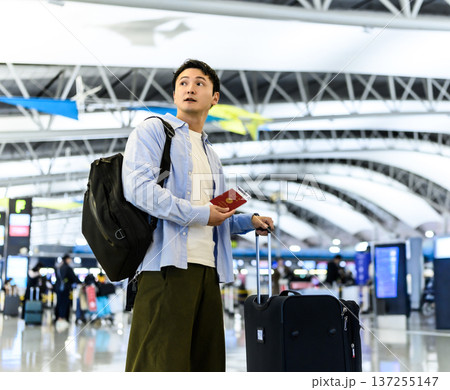 空港で書類を持つ男性 ■撮影協力：関西国際空港（KIX） 137255147