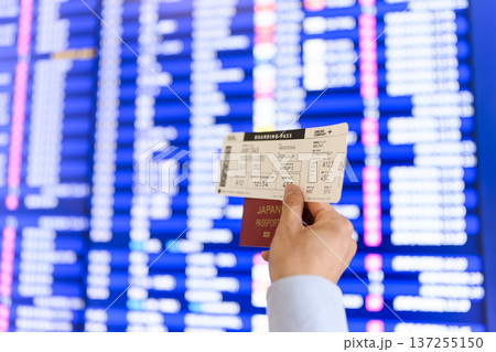 搭乗券とパスポート確認 ■撮影協力：関西国際空港（KIX） 137255150