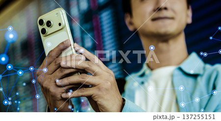 スマホでフライト情報確認 ■撮影協力：関西国際空港（KIX） 137255151