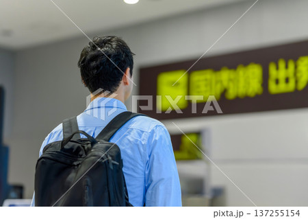 空港で案内板を見る男性 ■撮影協力:関西国際空港(KIX) 空港で案内板を見る男性 ■撮影協力:関西国際空港(KIX) 137255154