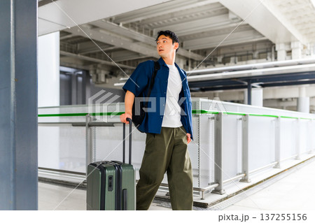 旅行中の男性、駅で待機 ■撮影協力:関西国際空港(KIX) 旅行中の男性、駅で待機 ■撮影協力:関西国際空港(KIX) 137255156