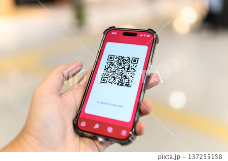 スマートフォンでQRコード提示 ■撮影協力：関西国際空港（KIX） 137255158