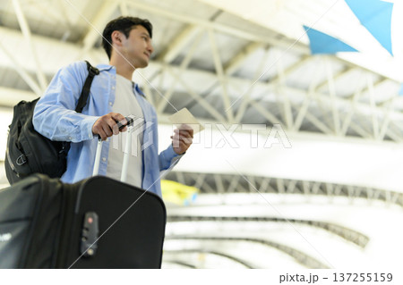 空港で移動する男性 ■撮影協力：関西国際空港（KIX） 137255159