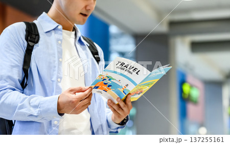 男性がガイドブック閲覧 _■撮影協力:関西国際空港(KIX) 男性がガイドブック閲覧 _■撮影協力:関西国際空港(KIX) 137255161
