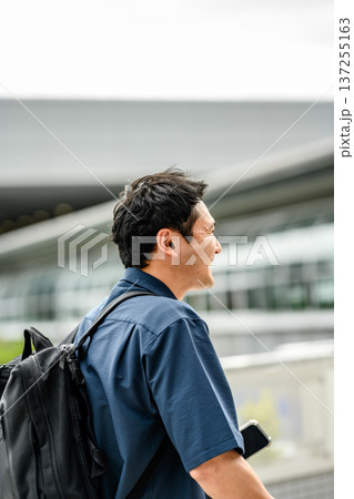 空港で歩く男性 ■撮影協力：関西国際空港（KIX） 137255163