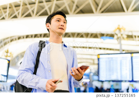 空港で案内板を確認 ■撮影協力：関西国際空港（KIX） 137255165