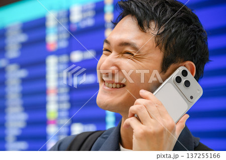 空港で電話する男性 ■撮影協力：関西国際空港（KIX） 137255166