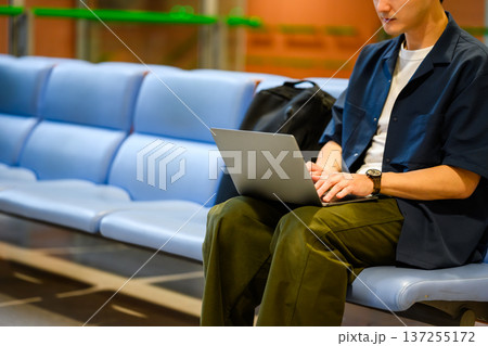 空港でPC作業する男性 ■撮影協力：関西国際空港（KIX） 137255172