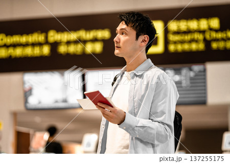 空港で案内表示を確認 _■撮影協力：関西国際空港（KIX） 137255175