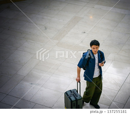 空港で携帯操作する男性 ■撮影協力：関西国際空港（KIX） 137255181