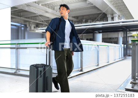 旅行中の男性、駅構内 ■撮影協力：関西国際空港（KIX） 137255183
