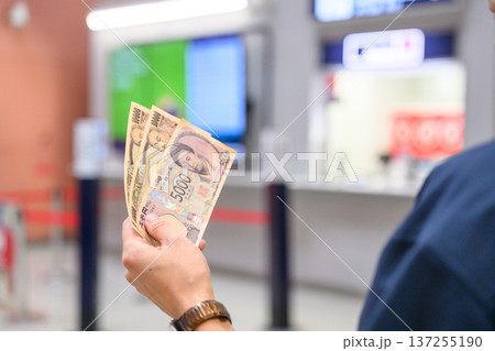 空港で現金を数える ■撮影協力:関西国際空港(KIX) 空港で現金を数える ■撮影協力:関西国際空港(KIX) 137255190