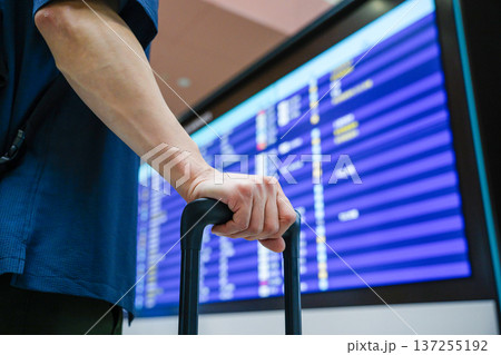 空港で荷物を持つ ■撮影協力:関西国際空港(KIX) 空港で荷物を持つ ■撮影協力:関西国際空港(KIX) 137255192