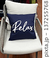 椅子の上に置いてあるクッション 137255768