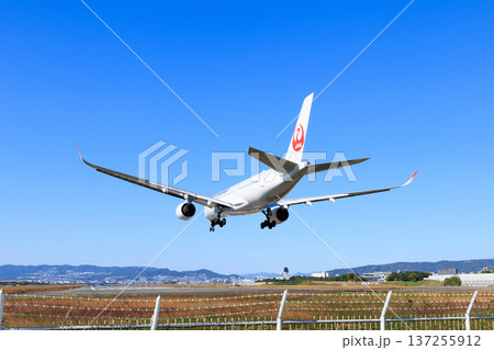 大阪国際空港(伊丹空港)の滑走路への航空機着陸 137255912