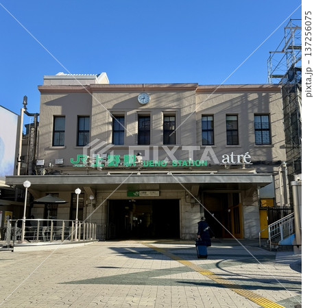 早朝の上野駅前 早朝の上野駅前 137256075