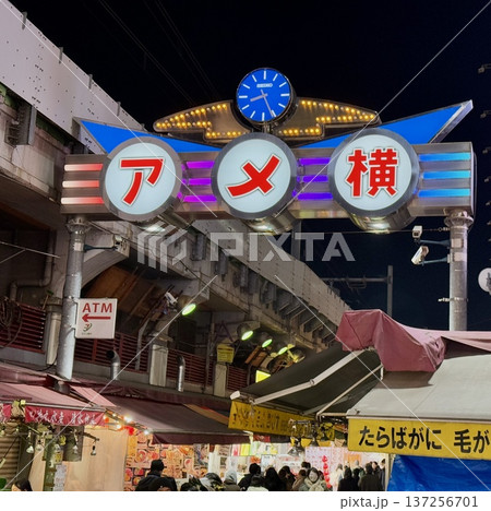夜の上野　アメ横 137256701