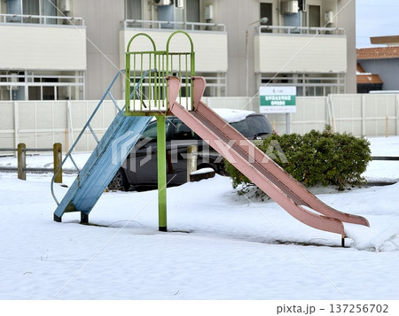 雪が積もった公園　滑り台 137256702