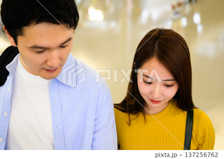 空港で並ぶ男女 _■撮影協力:関西国際空港(KIX) 空港で並ぶ男女 _■撮影協力:関西国際空港(KIX) 137256762