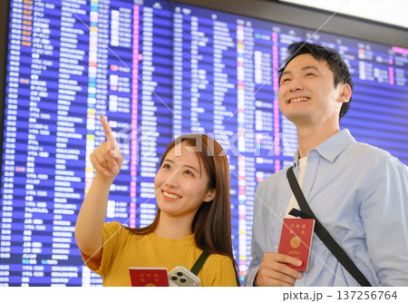 空港でフライト確認 _■撮影協力：関西国際空港（KIX） 137256764
