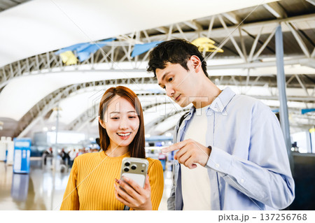 空港でスマホ操作 ■撮影協力:関西国際空港(KIX) 空港でスマホ操作 ■撮影協力:関西国際空港(KIX) 137256768