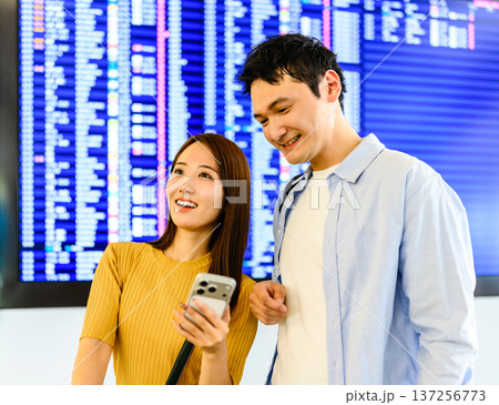 空港で情報確認するカップル ■撮影協力:関西国際空港(KIX) 空港で情報確認するカップル ■撮影協力:関西国際空港(KIX) 137256773