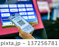 スマホで電子搭乗券提示 ■撮影協力：関西国際空港（KIX） 137256781
