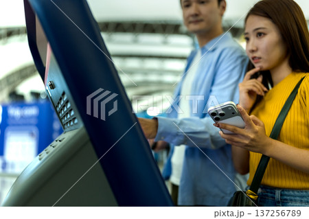 空港で自動チェックイン 137256789