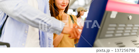 券売機で切符購入 ■撮影協力：関西国際空港（KIX） 137256796