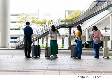 旅行者、駅で待機 ■撮影協力:関西国際空港(KIX) 旅行者、駅で待機 ■撮影協力:関西国際空港(KIX) 137256807