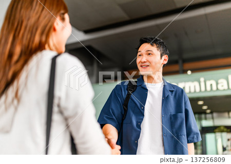 空港での再会と握手 ■撮影協力：関西国際空港（KIX） 137256809