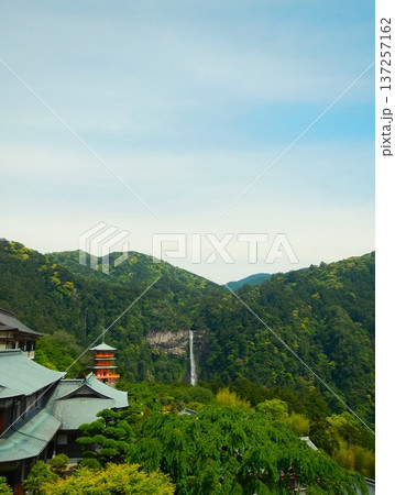 那智の滝と青岸渡寺三重塔 世界遺産の絶景（和歌山県） 137257162