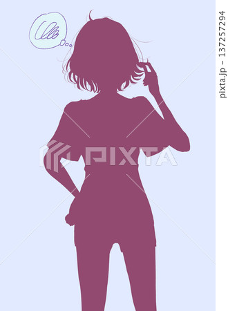 半袖短パンの女性 髪の毛をいじる シルエット もやもや 半袖短パンの女性 髪の毛をいじる シルエット もやもや 137257294