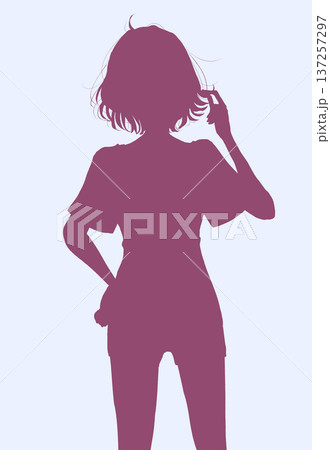 半袖短パンの女性 髪の毛をいじる シルエット 半袖短パンの女性 髪の毛をいじる シルエット 137257297