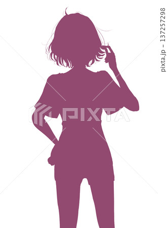 半袖短パンの女性　髪の毛をいじる　シルエット 137257298