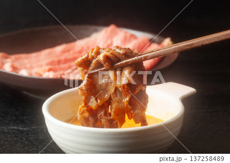 溶き卵につけたすき焼き(黒毛和牛) 溶き卵につけたすき焼き(黒毛和牛) 137258489