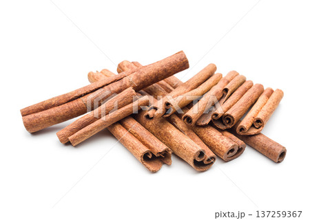 cinnamon sticks 137259367