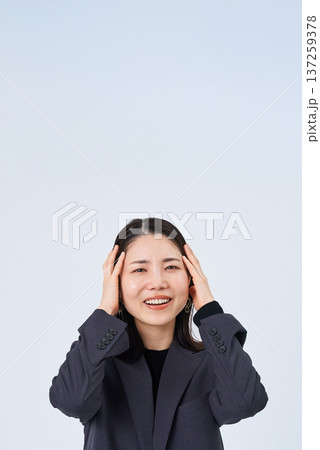頭痛に苦しむビジネスウーマン 頭痛に苦しむビジネスウーマン 137259378