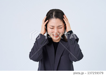頭痛に苦しむビジネスウーマン 頭痛に苦しむビジネスウーマン 137259379