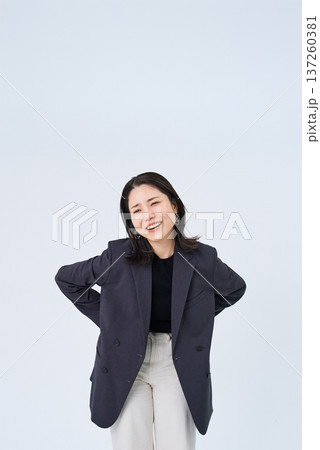 腰痛に苦しむビジネスウーマン 137260381