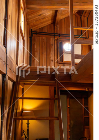 木造建築の家が並ぶ廊下 137260493