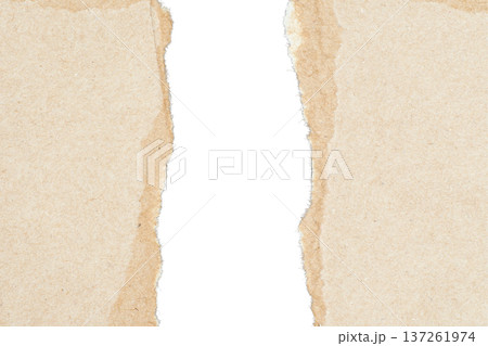 【白背景】破いた茶色のクラフト紙のテクスチャ。デザイン用切り抜き素材 137261974